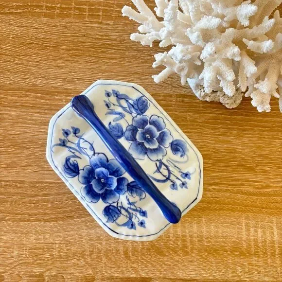 Blue and White Trinket Box w/ Handle - Picture 5 of 7